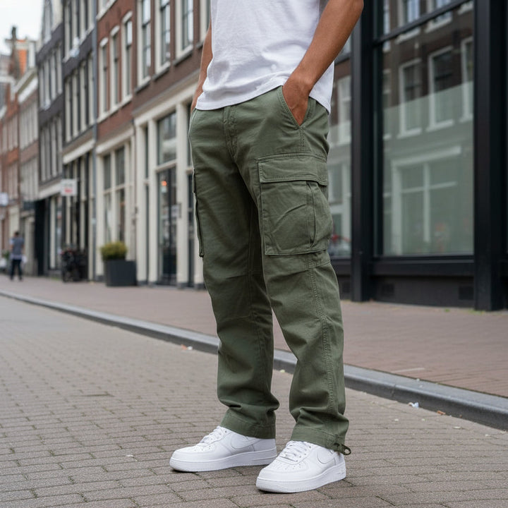 Moderne herrecargobukser i khaki, perfekt for urban stil og komfortabel fritid. Med praktiske lommer.