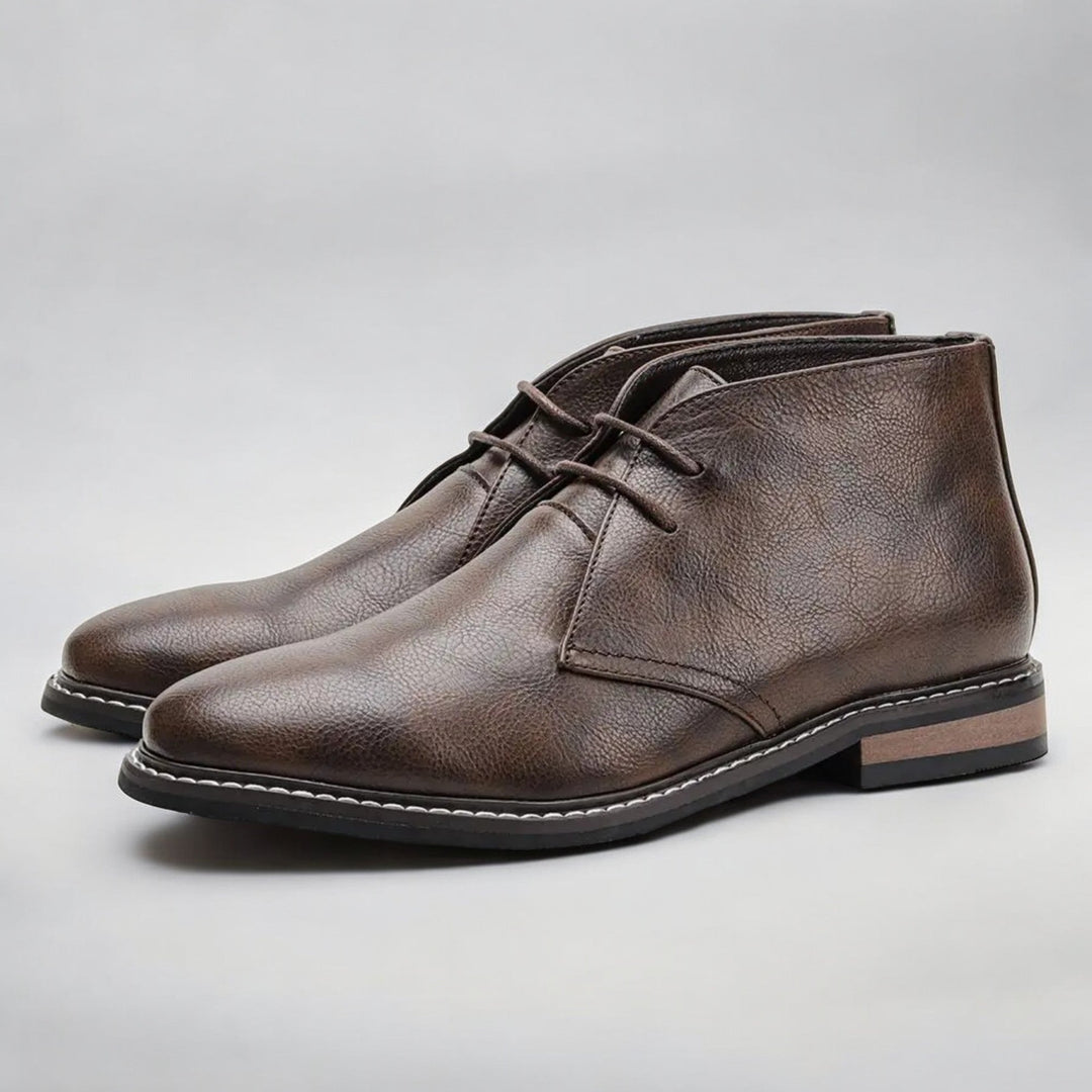 Svarte elegante chukka støvler i ekte lær for herre, passer formelle og casual antrekk.