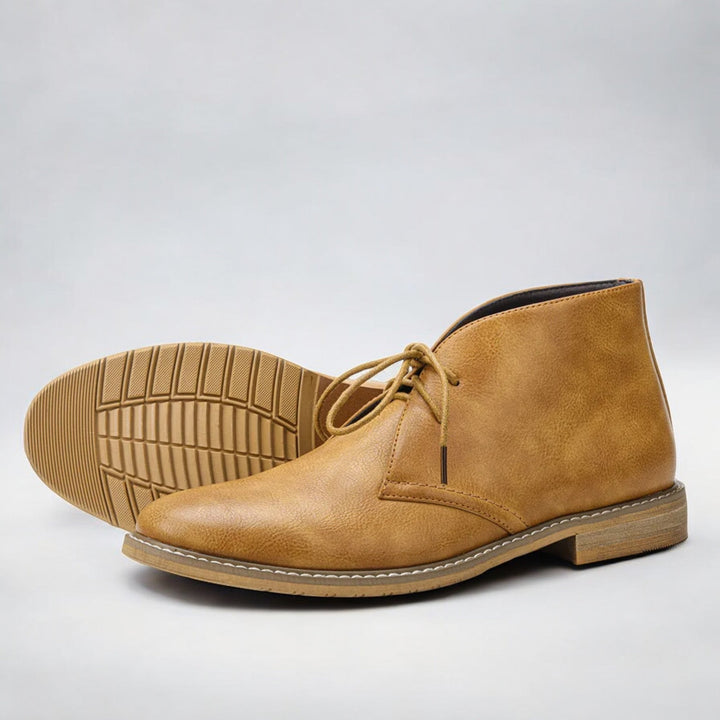 Klassiske chukka lærstøvler for herre, kjent for komfort og tidløst design, allsidige året rundt.