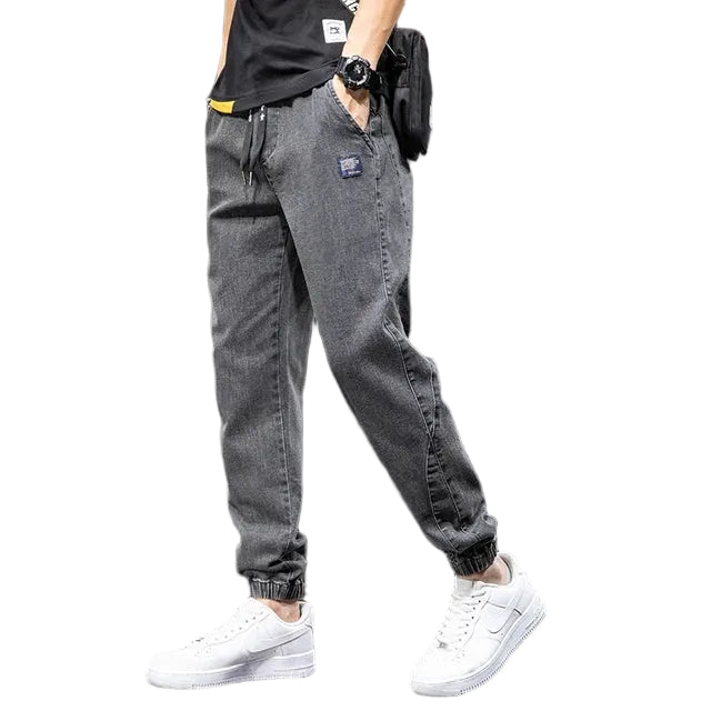 Blå herrejeans med avslappet passform. Komfortable denimbukser for casual hverdagsstil.