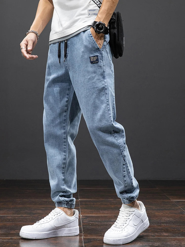 Svarte herrejeans med avslappet passform. Stilige denimbukser for trendy casual look.