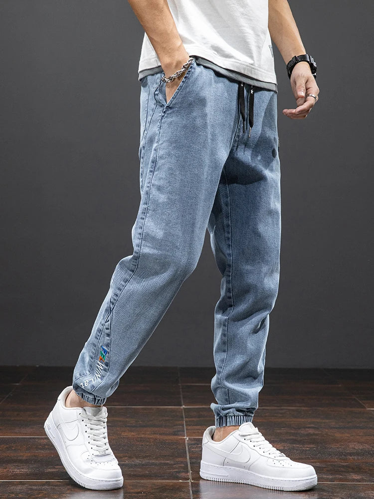 Herrejeans i myk denim med avslappet passform. Ideell komfort for lange dager, blå farge.