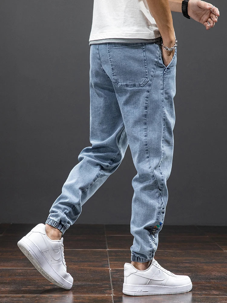 Trendy blå herrejeans med avslappet passform, perfekt for en uformell, men stilig look.