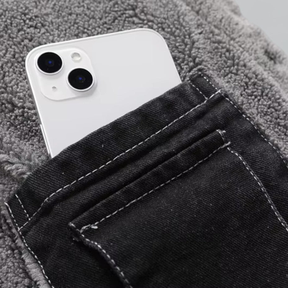 Mann iført stilfull varm denimjakke, ideell for høst og vinter. Komfortabel og casual herrejakke.