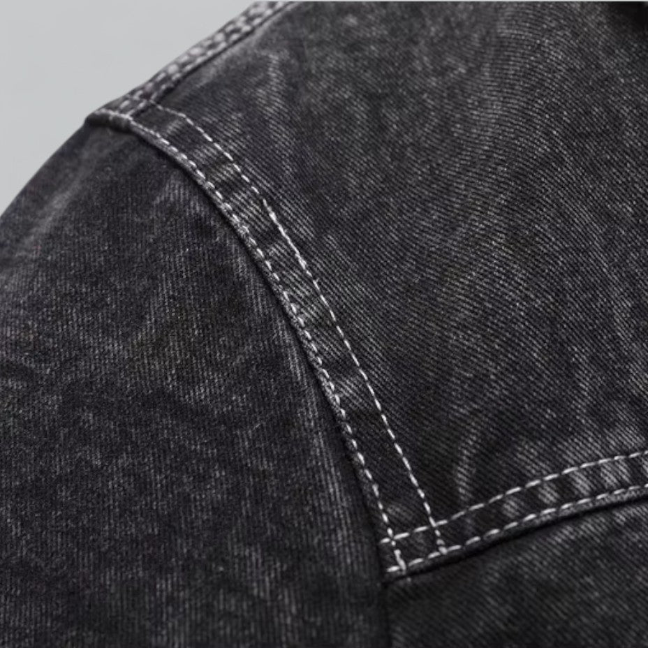 Ryggside av varm herre denimjakke, robust og tidløst design. Funksjonelt og varmt yttertøy.