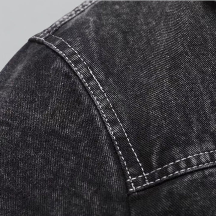 Ryggside av varm herre denimjakke, robust og tidløst design. Funksjonelt og varmt yttertøy.