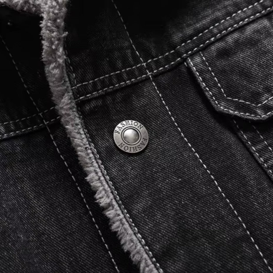 Herre varm denimjakke i sideprofil, med en moderne passform. Allsidig casual vinterjakke.