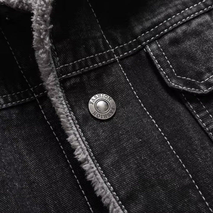 Herre varm denimjakke i sideprofil, med en moderne passform. Allsidig casual vinterjakke.