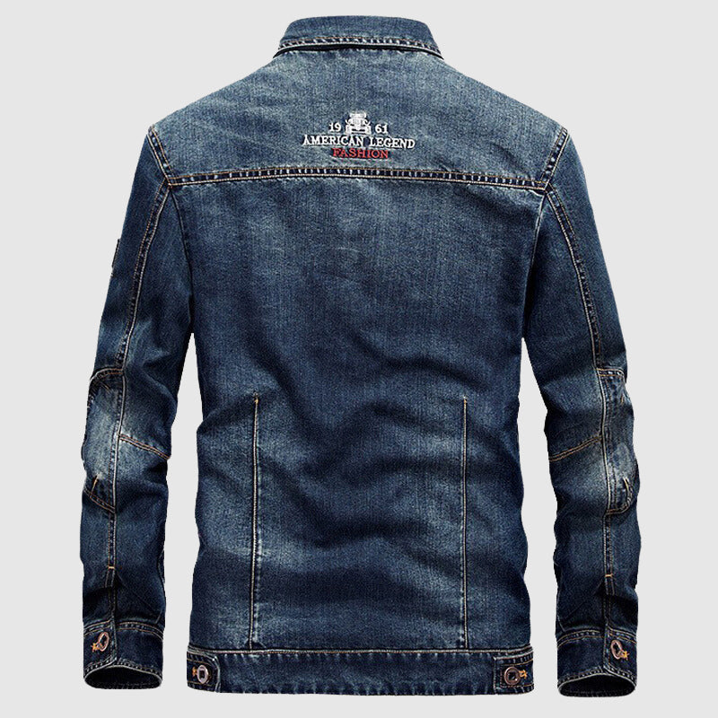 Trendy blå herrejakke i denim, flott for hverdagsbruk og lag-på-lag styling. En komfortabel vårjakke.