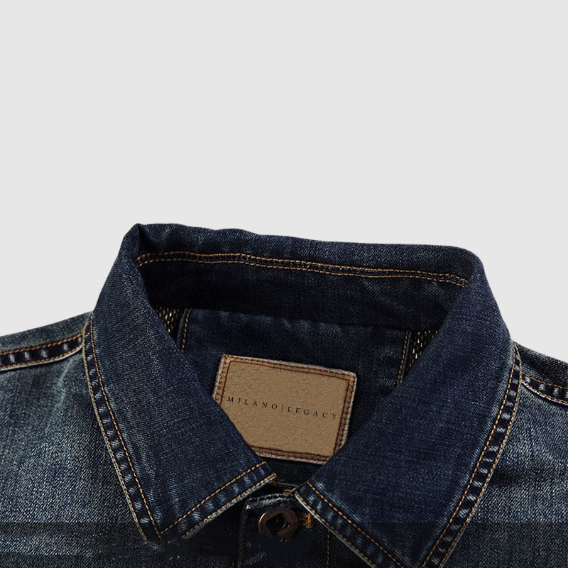 Vår- og høstjakke for herre: trendy blå denim i moderne stil. Komfortabel for en allsidig garderobe.