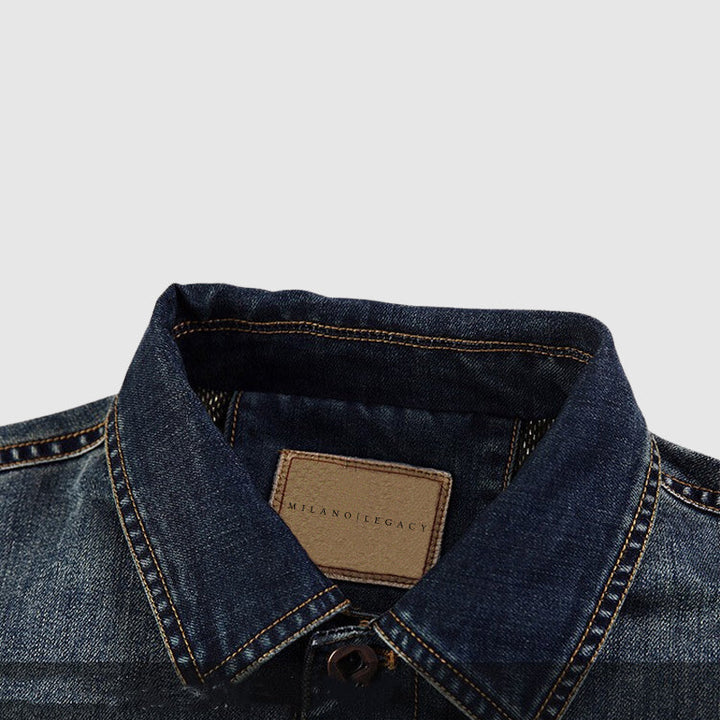 Vår- og høstjakke for herre: trendy blå denim i moderne stil. Komfortabel for en allsidig garderobe.