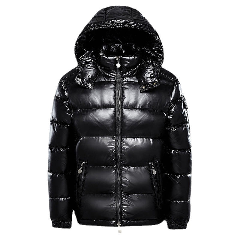 Rød herre vinterjakke med justerbar hette, slim fit design. Vannavvisende og isolert for utendørs bruk.