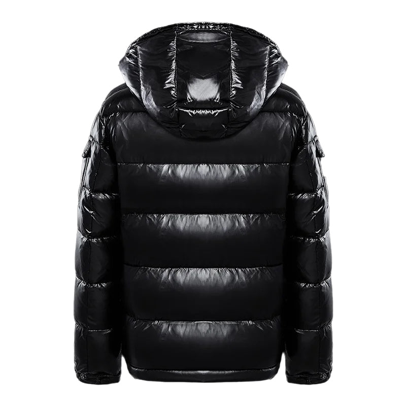 Svart slim fit herre vinterjakke. Isolert og vannavvisende med praktisk justerbar hette for fritid.