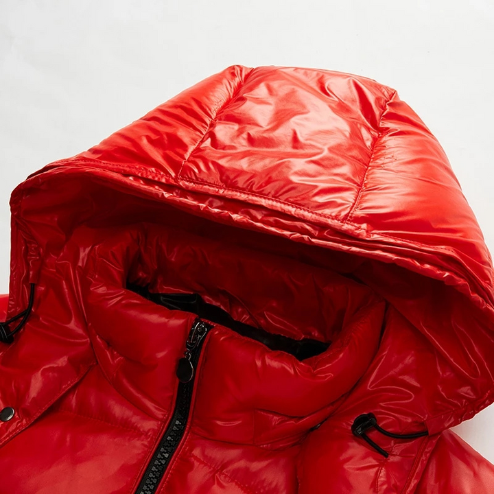Isolerende herre vinterjakke med justerbar hette for utendørsaktiviteter. Vannavvisende og slim fit for menn.