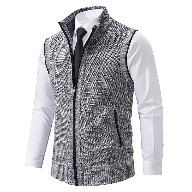Mann i ermeløs fleecevest, aktiv og komfortabel. En lett og funksjonell vest for utendørsbruk.