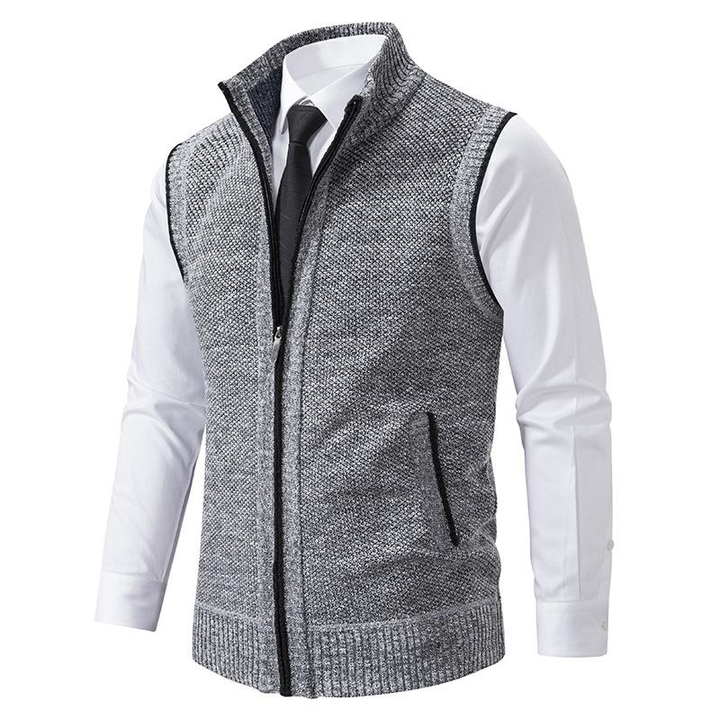 Mann i ermeløs fleecevest, aktiv og komfortabel. En lett og funksjonell vest for utendørsbruk.