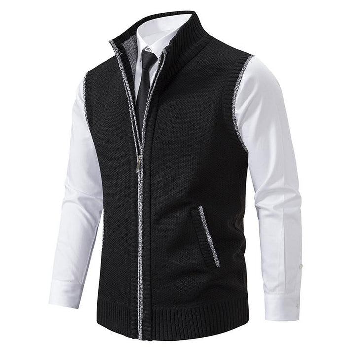 Allsidig herre fleecevest med glidelås, vist på modell. Passer perfekt til en casual hverdagsstil.