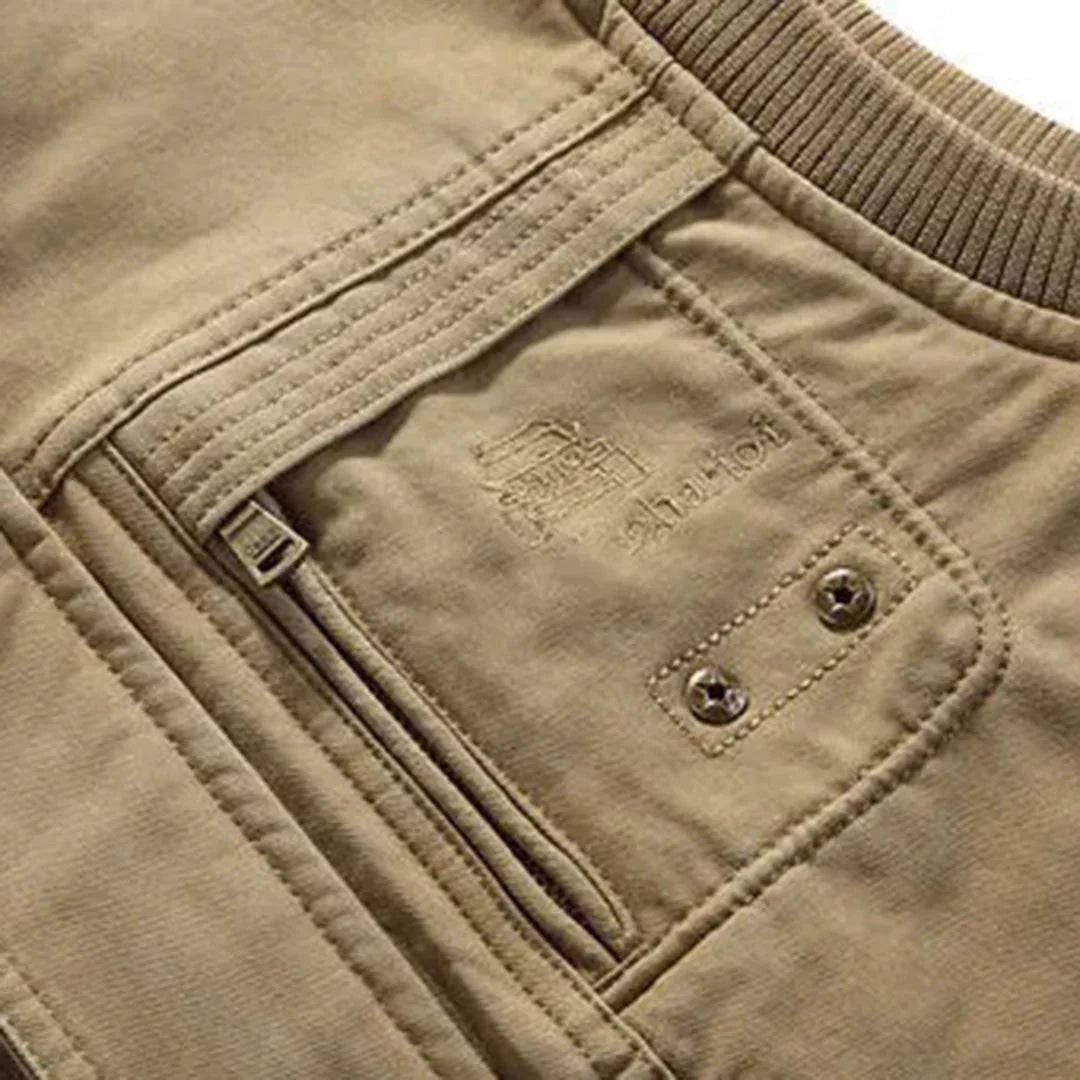 Menns slitesterke friluftsliv vest, perfekt for aktiv bruk utendørs med smarte lommer.