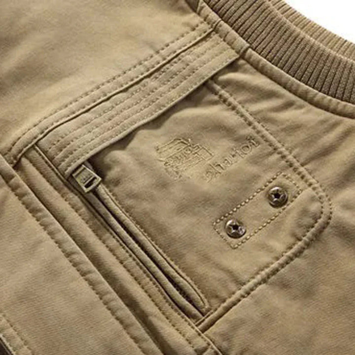 Menns slitesterke friluftsliv vest, perfekt for aktiv bruk utendørs med smarte lommer.