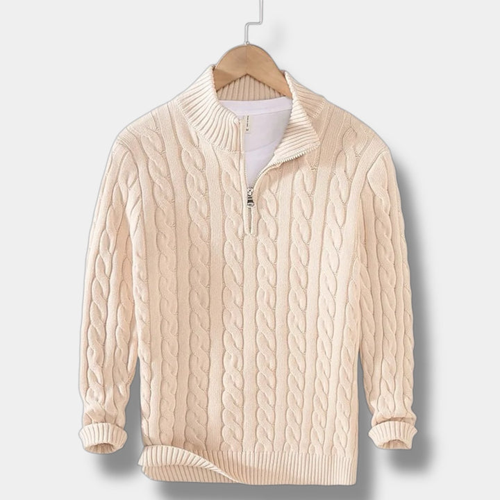 Mann med stilig jacquard genser, høy hals. Passer til fritid og business casual anledninger.