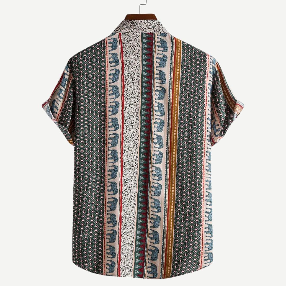 Stilig, kortermet herreskjorte med unikt geometrisk mønster og detaljert elefantmotiv. Ideell for en casual sommerstil.