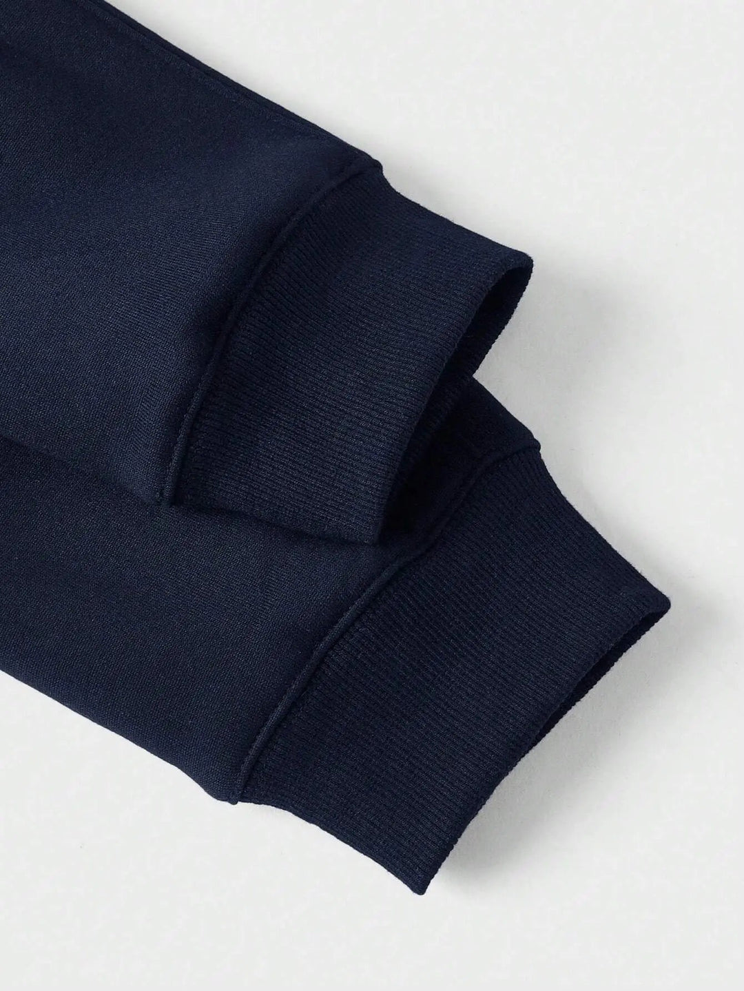 Komfortabel halv-zip genser for menn. Stilrent design, perfekt for en casual look.