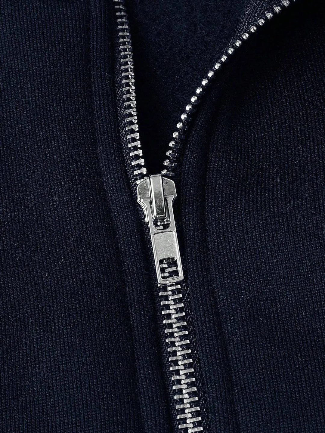 Motebevisst herreklær: Halv-zip trøye i bomullsmiks. Enkel å style, behagelig passform.