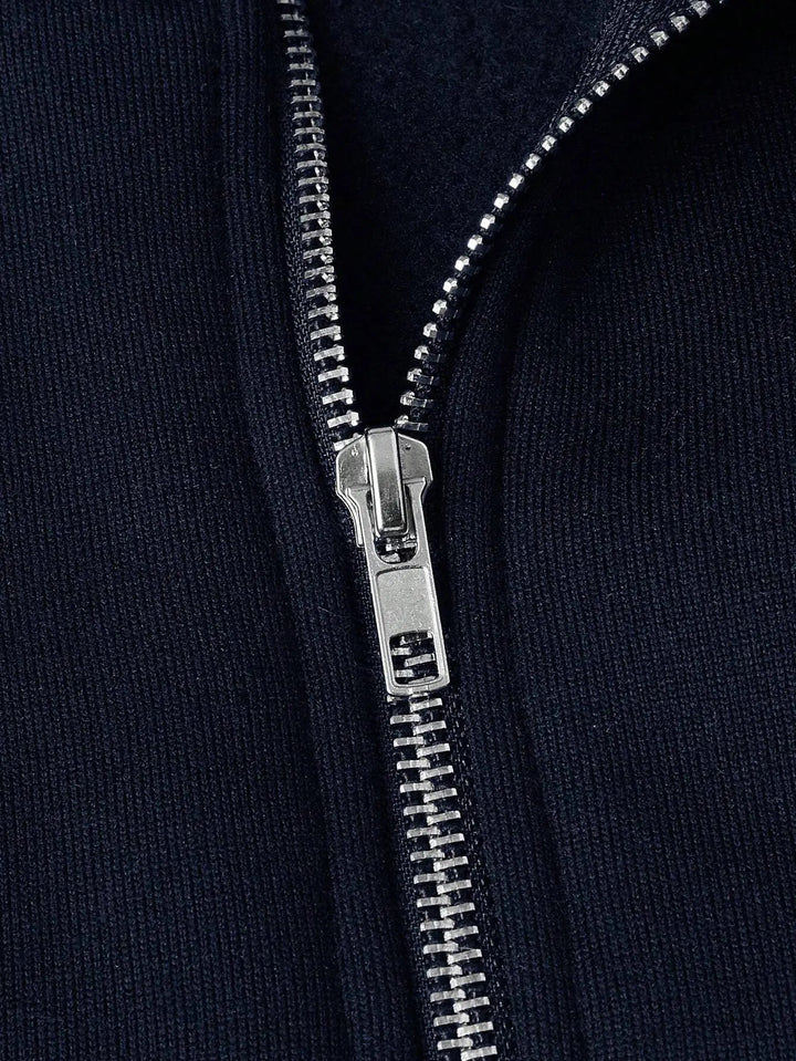 Motebevisst herreklær: Halv-zip trøye i bomullsmiks. Enkel å style, behagelig passform.