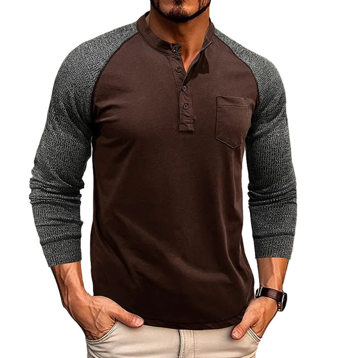Herre tofarget Henley-skjorte i blått og hvitt. Komfortabel og stilfull fritidsskjorte for menn.