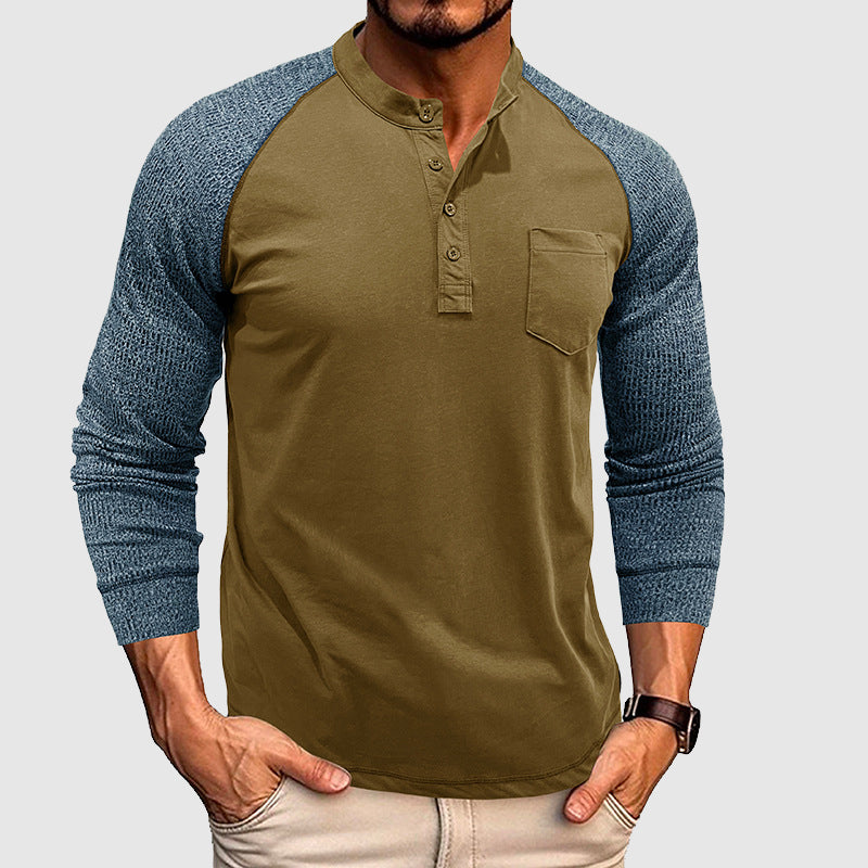 Moderne tofarget Henley-skjorte for herre. En kul fritidsskjorte som kombinerer komfort og tidløs stil.