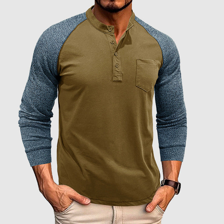 Moderne tofarget Henley-skjorte for herre. En kul fritidsskjorte som kombinerer komfort og tidløs stil.
