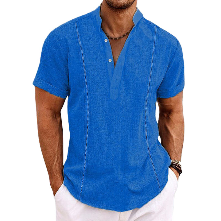 Herre kortermet Henley skjorte i mykt stoff, perfekt for sommer og fritid. Komfortabel og avslappet stil.