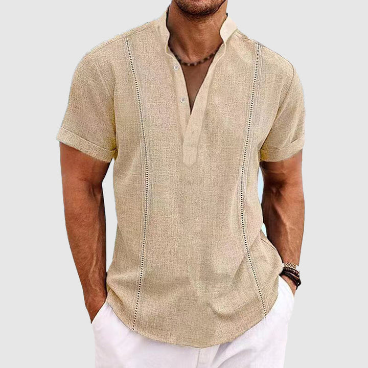 Stilren herre Henley skjorte med korte ermer og klassisk knappelukking. Ideell for fritidsbruk og mote.