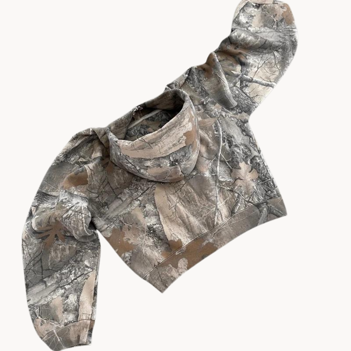 Mann i trendy oversized kamuflasje hettegenser. Avslappet fritidsstil, komfortabel for vår og høst.