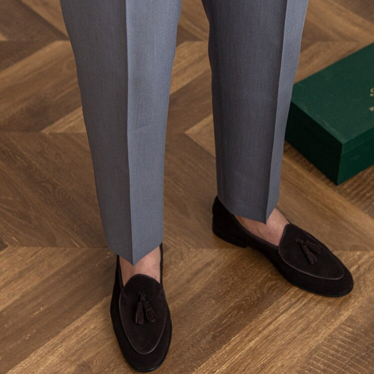Klassisk herre høytliv bukse med elegant plissert front. Ullblanding for komfort og stil.