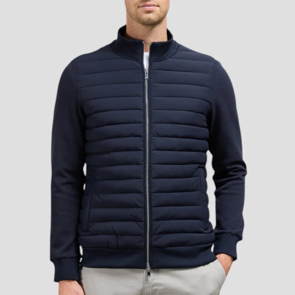 Svart herre hybridjakke, vattert for varme. Casual yttertøy, ideell lett jakke for overgangen.