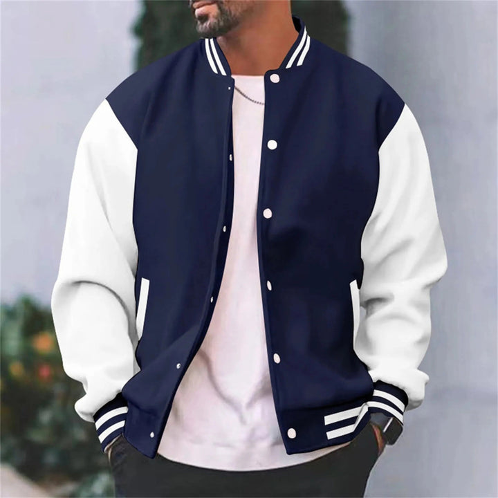 Mann med stilig varsity bomberjakke, viser en casual og retro sporty look. Ideell for hverdagsbruk.