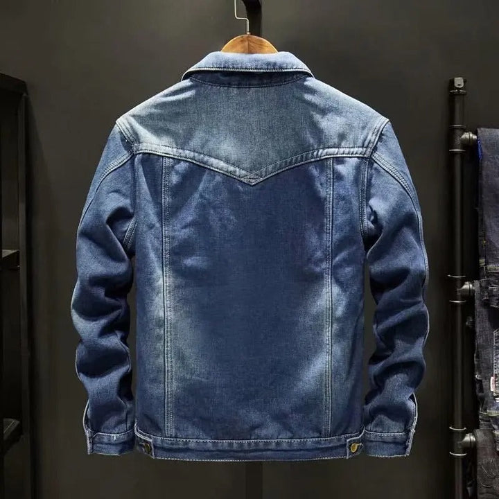 Varm herre denimjakke med fleecefôr. Ideell blå yttertøy for både høst og vinter, klassisk stil.