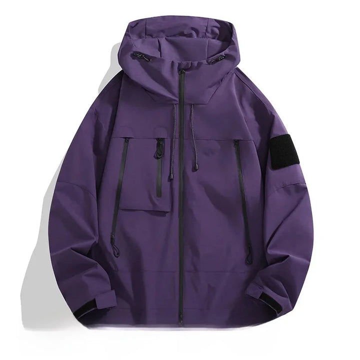 Allsidig herrejakke: softshell med hette. Optimal for sport, fritid og hverdagsbruk. Gir god bevegelsesfrihet.