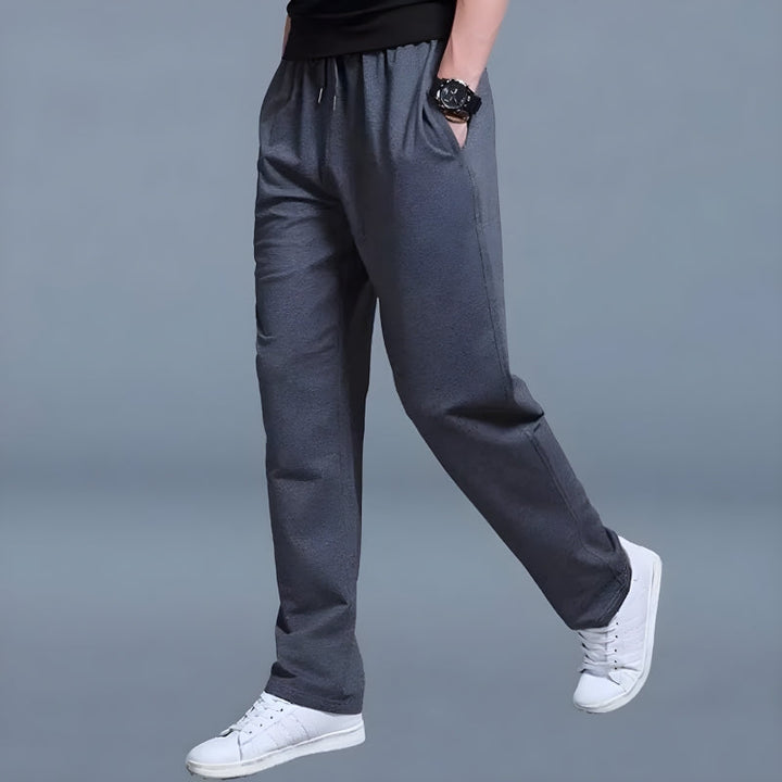 Mann iført stilige og komfortable herre joggebukser, ideelle for både trening og avslapning.