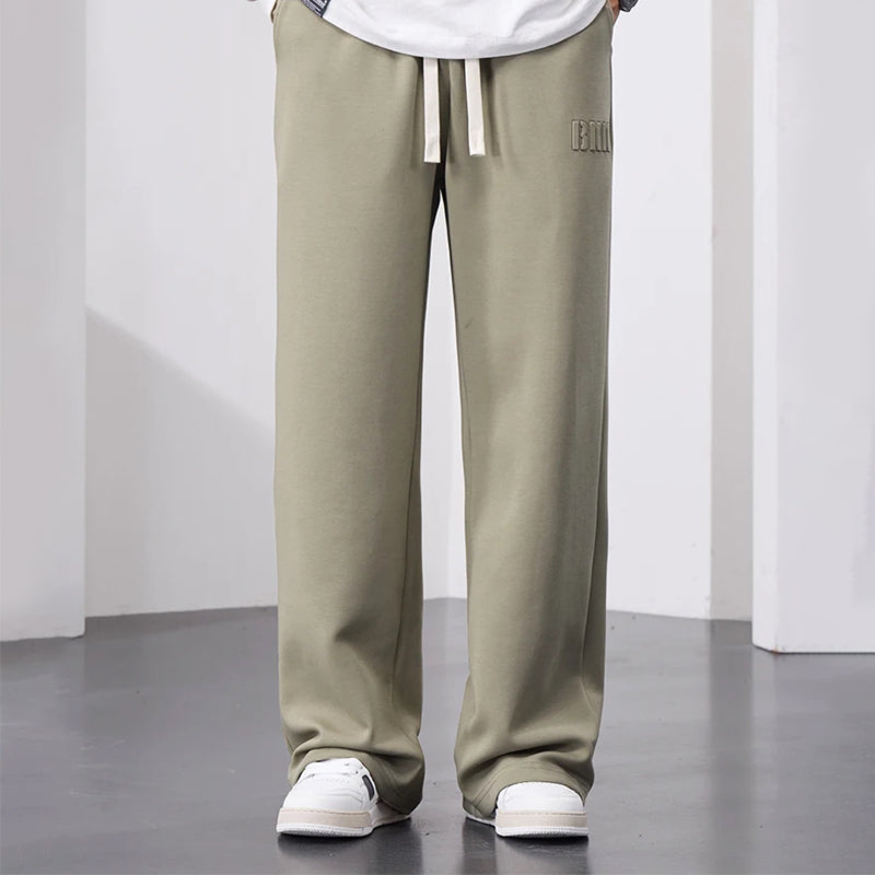 Beige herre joggebukser med vide ben. Myke komfortbukser og casual jogger for avslappet stil.