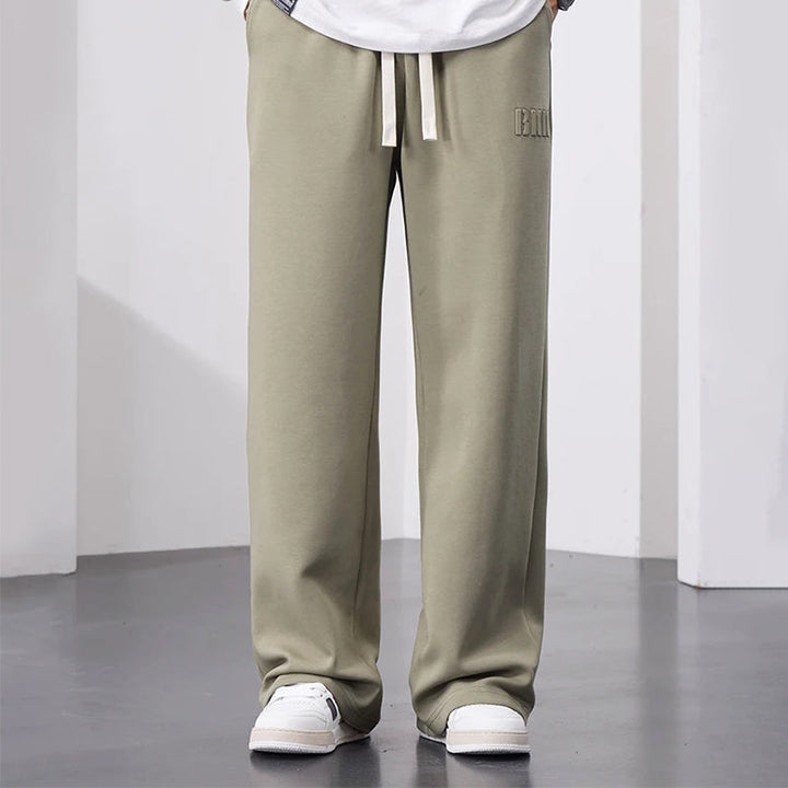 Beige herre joggebukser med vide ben. Myke komfortbukser og casual jogger for avslappet stil.