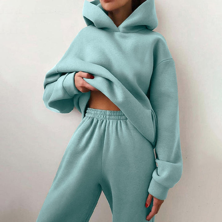 Moderne herre joggesett i avslappet stil, kombinerer komfort og sporty eleganse for hverdagsbruk.