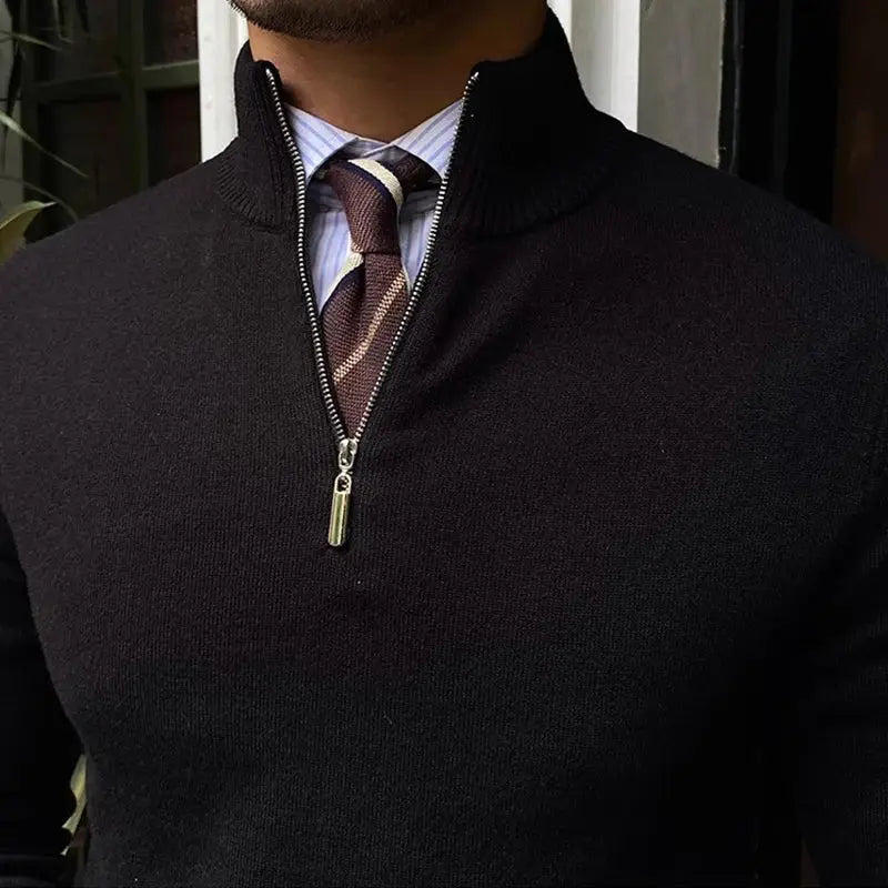 Svart herregenser med halv glidelås. Trendy pullover for menn, elegant og allsidig for herremote.