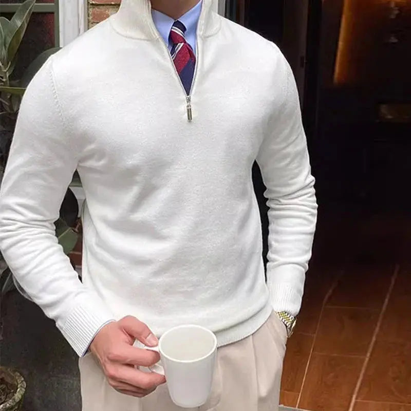 Brun herre pullover med halv glidelås. Trendy genser for menn, perfekt for en casual og elegant stil.