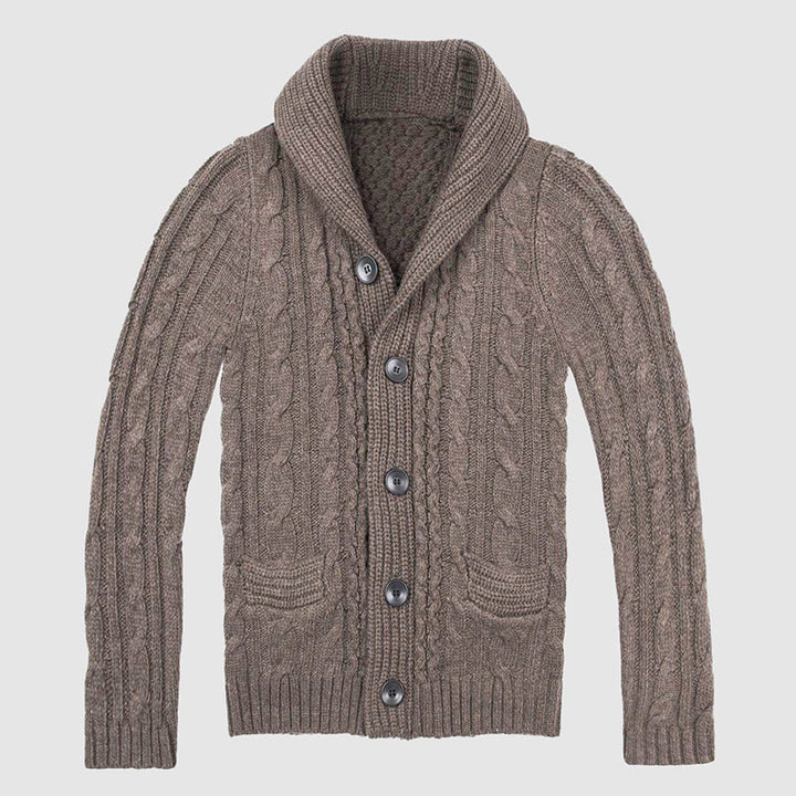 Komfortabel brun herrecardigan med sjalkrage for menn. Vinterklær i tidløs stil med knappestolpe.
