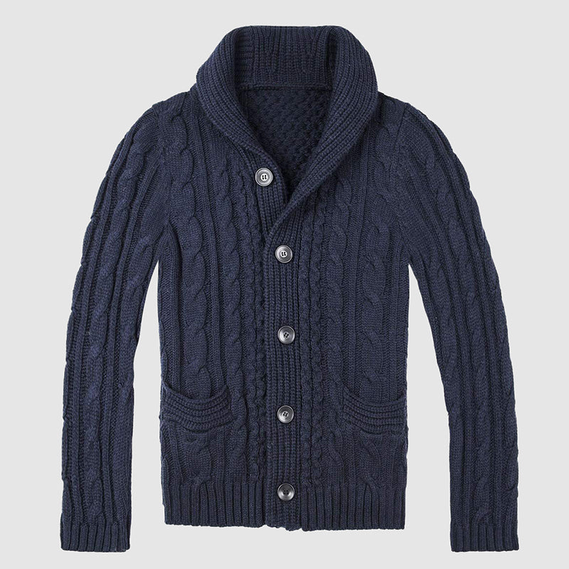 Klassisk blå herrecardigan med sjalkrage og knapper. Komfortabel herremote for kjølige dager.