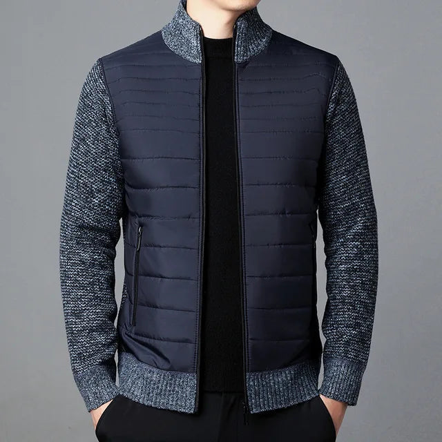 Strikket herrefrakk i klassisk design. Tidløs og varm høst/vinterjakke for menn, ideell for uformell og elegant stil.