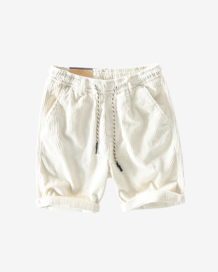 Mann iført casual herreshorts utendørs, ideell for allround sommer- og fritidsbruk.