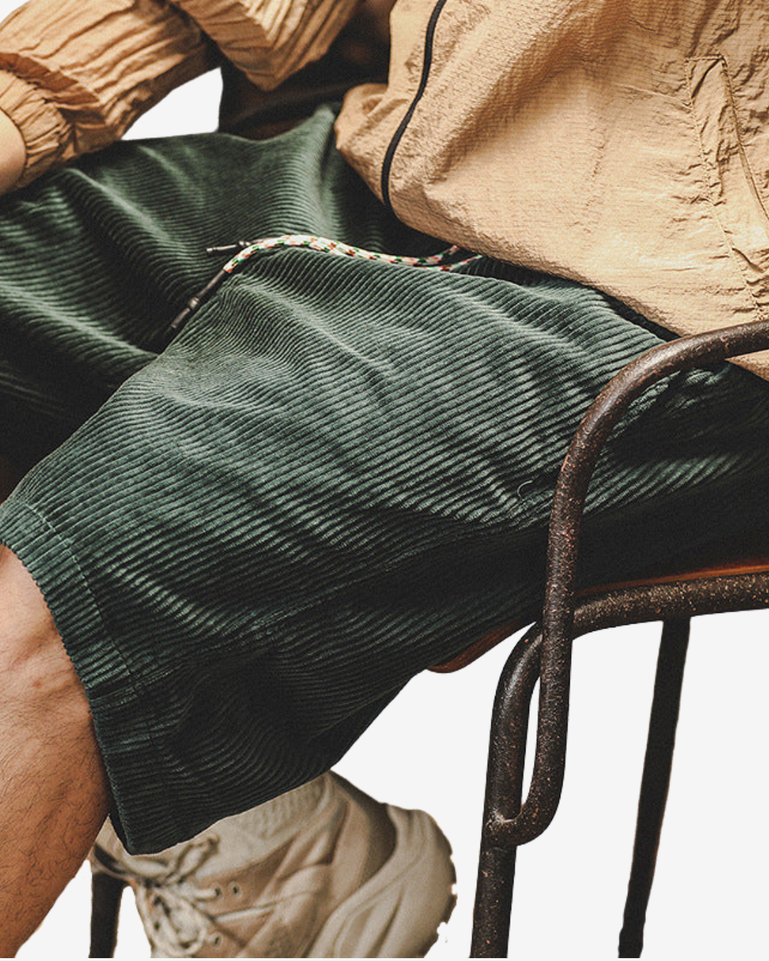 Bakside av stilige herreshorts med praktiske lommer, designet for komfort og funksjon.